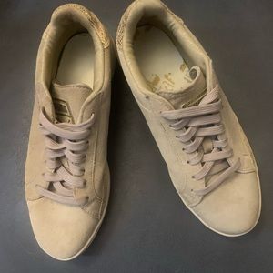 Puma Originals Suede Woman’s Sneakers Beige/Cream Snakeskin sz 7